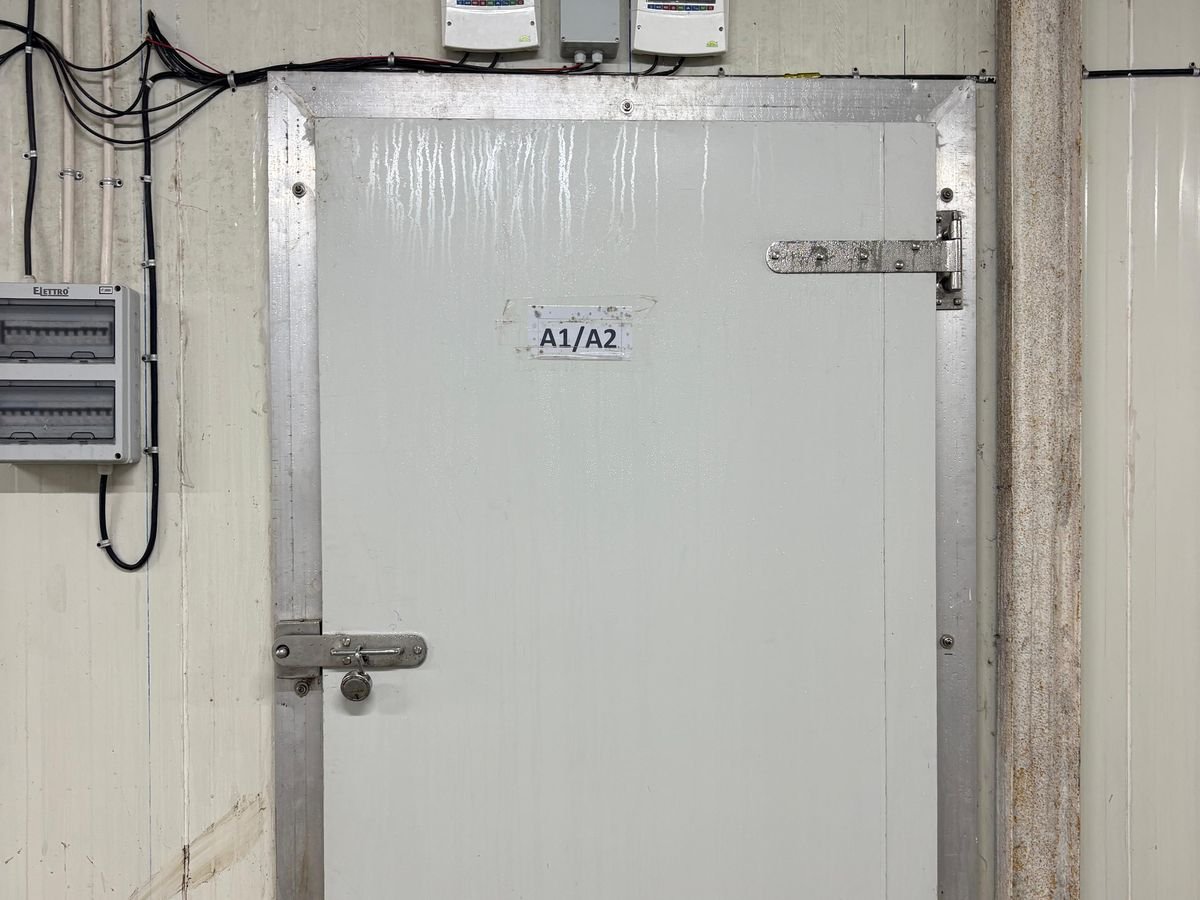 Temperature-controlled chamber door